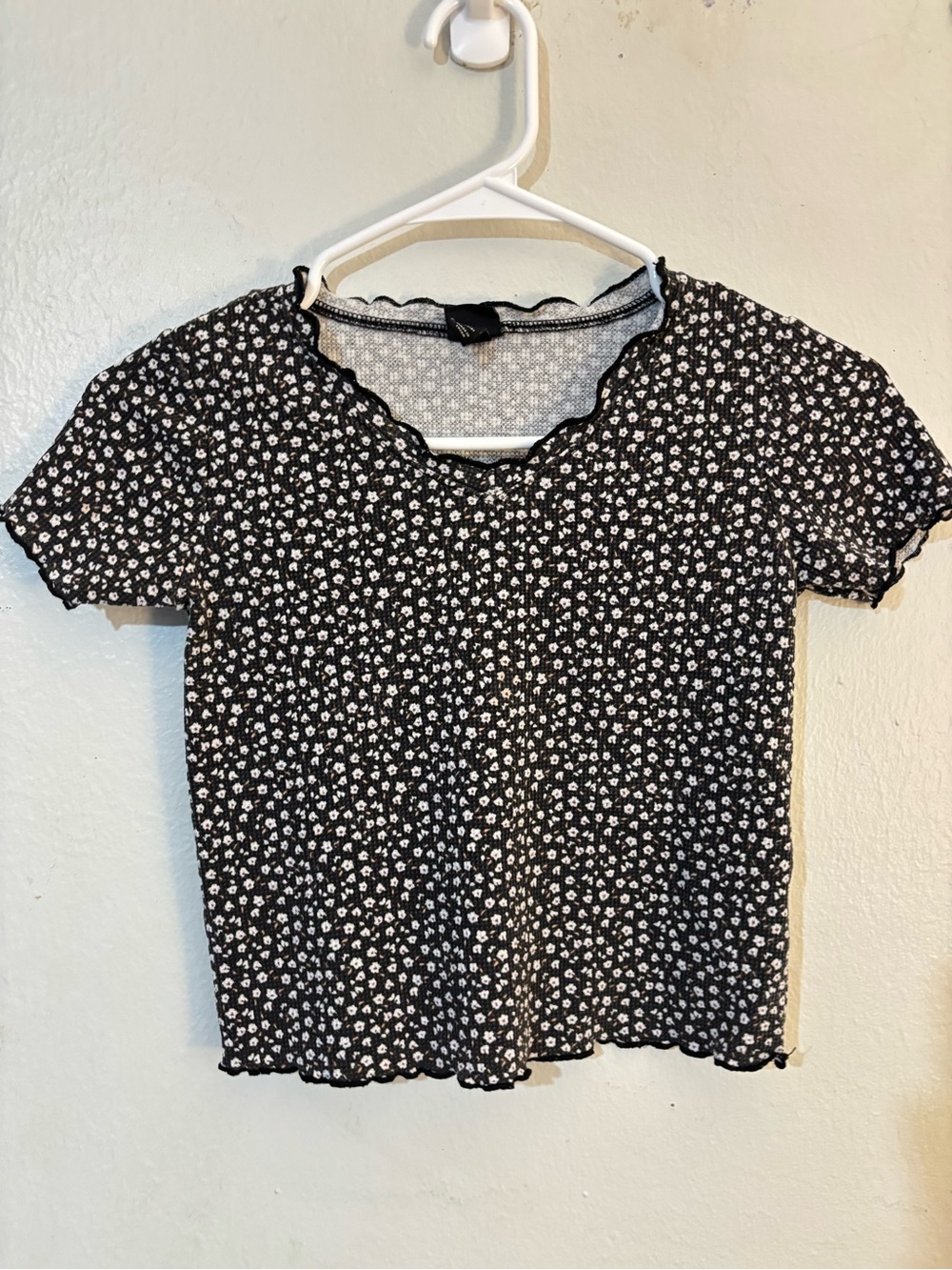 Gilligan & O'Malley Black Daisy Print Ruffle-Edge Crop Top